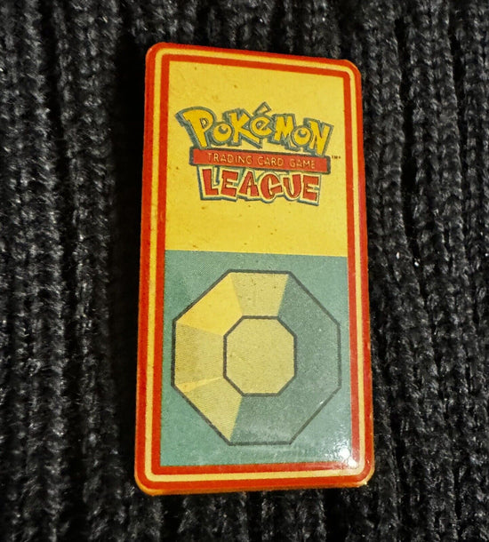 1999 NINTENDO POKEMON CR GF LEAGUE TRADING CARD GAME LAPEL PIN POKÉMON HATS