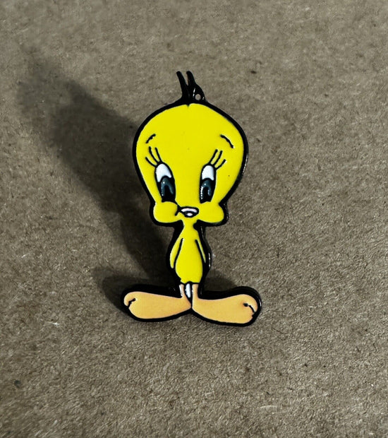 Tweety Bird enamel pin NEW looney tunes WB cartoon For Hats , Vests Or A Gift